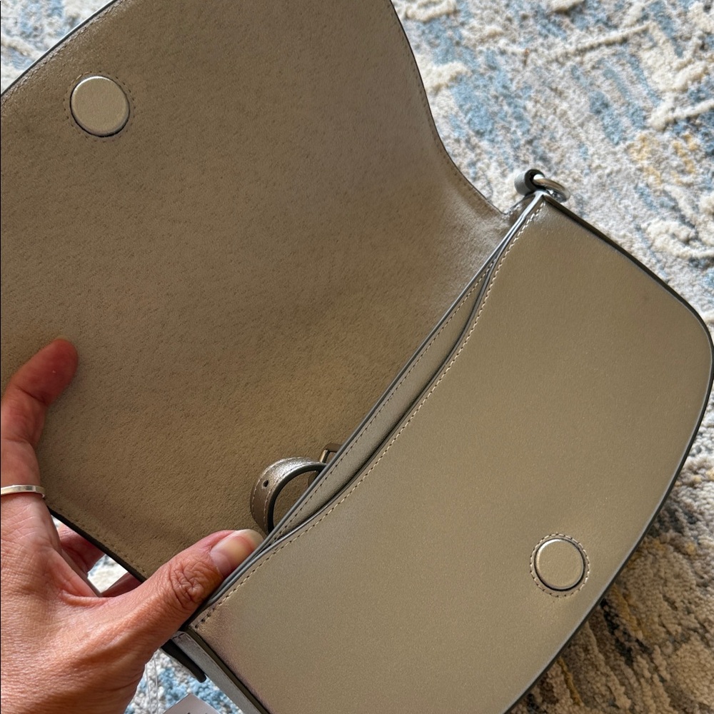 COACH leather Metallic Silver Clutch with shoulder strap, brand new never used - Picture 5 of 8